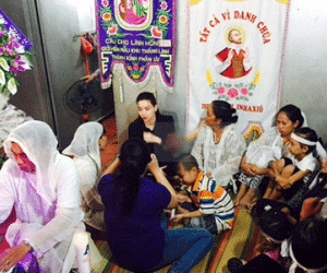 Hồ Ngọc Hà về Kiên Giang viếng nạn nhân trong vụ tai nạn kinh hoàng