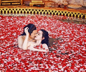 Những cảnh tắm trần táo bạo gây tranh cãi của Phạm Băng Băng