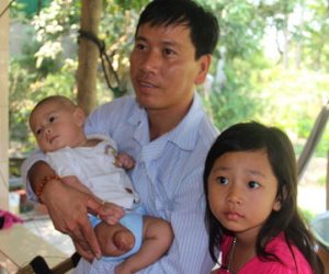 Cuốc sống mới của bố con bé “văng khỏi bụng mẹ”