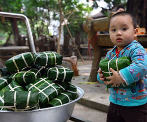 Rộn ràng gói bánh chưng trước thời khắc bước sang năm mới