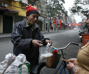 Tại sao "đầu năm mua muối, cuối năm mua vôi"?