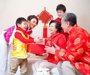 Chọn người hợp tuổi xông đất, xông nhà đầu năm mới 2015