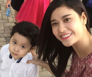 Con trai Trương Quỳnh Anh ngơ ngác theo mẹ đi chợ Tết
