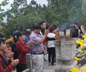 Hàng ngàn người dân thành kính viếng mộ Đại tướng Võ Nguyên Giáp