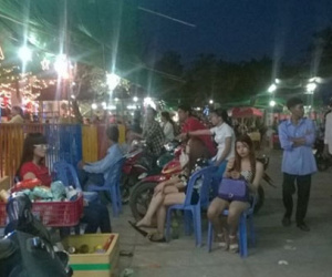 Khu vui chơi tăng giá vẫn đông người