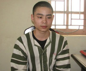 Lê Văn Luyện khéo tay làm mi mắt giả trong trại giam
