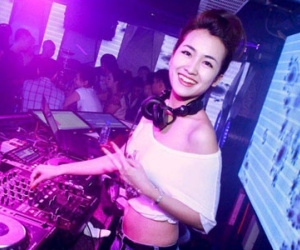 Những bạn trẻ làm việc xuyên đêm giao thừa