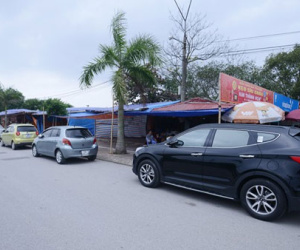 Ôtô xếp hàng dài vào đền Trần ngày đầu năm Ất Mùi