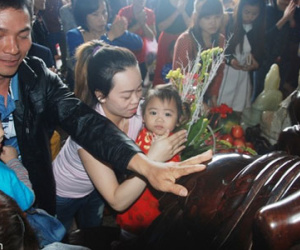 Trèo lên tượng phật để cầu may ngày mùng 2 Tết