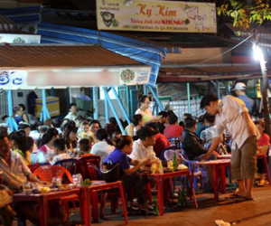 Khách Sài Gòn đứng ở đường chờ vào quán nhậu dịp đầu năm