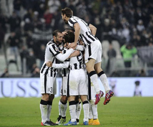 Pirlo lập siêu phẩm, Juve bỏ xa Roma 10 điểm