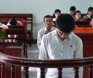Rủ bạn đi bar, quay qua cưỡng hiếp