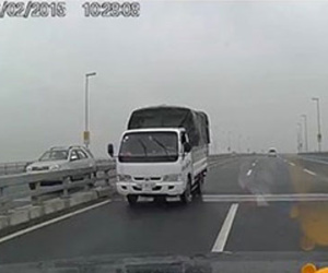 Truy tìm xe tải chạy ngược chiều trên cầu Nhật Tân ngày mùng 1 Tết