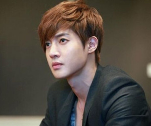 Bạn gái bị hành hung bất ngờ công bố có thai với Kim Hyun Joong