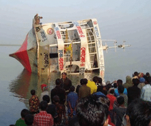 Bangladesh: Phà chở 100 người lật úp trên sông