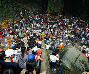 Chen chân ở Chùa Hương ngày Tết