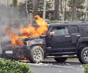 Hummer bốc cháy ngùn ngụt trên cao tốc Láng - Hòa Lạc