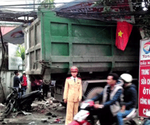 Xe chở rác gây tai nạn liên hoàn, đâm "vỡ mặt" gara ôtô