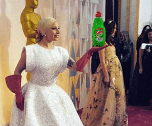 Lady Gaga lại diện thời trang khó hiểu lên thảm đỏ Oscar