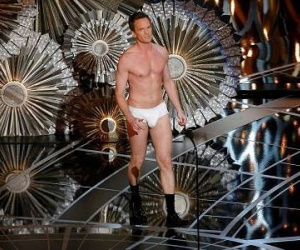 MC gây sốc khi diện quần lót dẫn chương trình lễ trao giải Oscar 2015