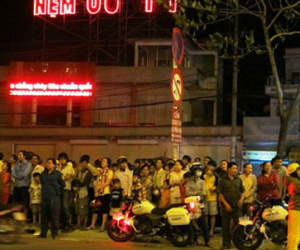 TP HCM: Ngộp thở giải cứu nam thanh niên “lơ lửng” trên biển quảng cáo