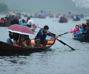 Chủ đò vòi vĩnh hành khách tại Chùa Hương