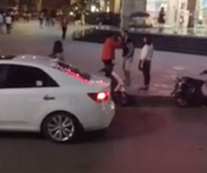 Clip "Chàng trai quỳ trước mặt mẹ người yêu giữa phố Hà Nội"