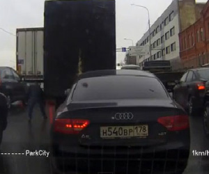 Clip: Tài xế xe Audi rút dao đâm thủng lốp xe tải