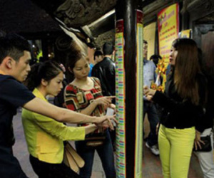 Đầu năm, người dân đổ xô đăng kí dâng sao giải hạn