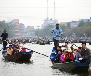 Hàng nghìn người đổ về chùa Hương ngày khai hội