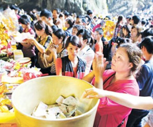 Hôm nay, khai hội Chùa Hương: Cảnh rải tiền lẻ giảm đáng kể