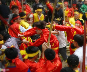 Hỗn chiến kinh hoàng ở lễ hội đền Gióng