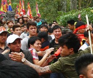 "Tranh cướp, xô xát ở hội đền Gióng là bình thường"