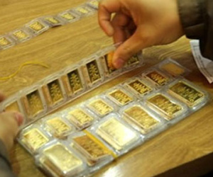 Vàng trong nước tụt dốc, USD thăng hoa