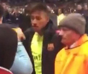 Bị cáo buộc ăn vạ, Neymar gây gổ với CĐV Man City