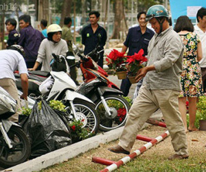 Người dân hớn hở vì được tặng hoa sau khi bế mạc Hội hoa xuân ở Sài Gòn