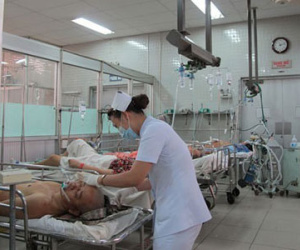 Phó công an xã té lầu, chấn thương sọ não