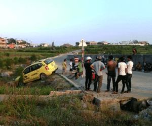 Tai nạn taxi đầu tiên ở Lý Sơn, xe mất lái lao xuống cống