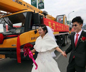 Chú rể hào phóng rước dâu bằng đoàn xe cẩu trị giá hơn 12 tỷ