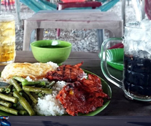 Đĩa cơm bình dân giá 60.000 đồng ven quốc lộ