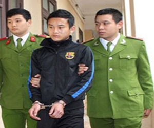 Khởi tố đối tượng nợ cờ bạc, vác búa đinh đi cướp xe ôm