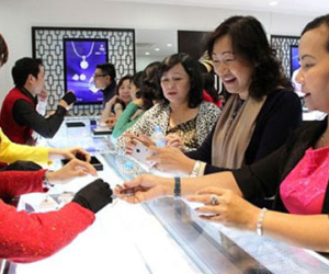 Người dân rộn ràng đi mua vàng để đón vía thần tài