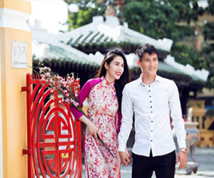 Thủy Tiên làm duyên bên Công Vinh khi đi lễ chùa