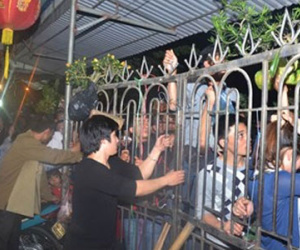 Trèo tường, leo mái nhà “thoát thân” ở chợ Viềng