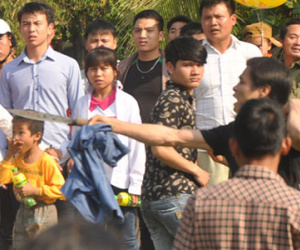 Vung dao giữa lễ hội cướp phết cầu may