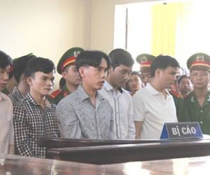 Con bị đâm chết, cha ném gạch vào hàng xóm trả thù