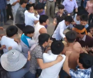 Hàng trăm thanh niên hỗn loạn xông vào cướp chiếu cói