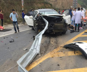 Lan can đường đâm xuyên ô tô trên cao tốc Lào Cai