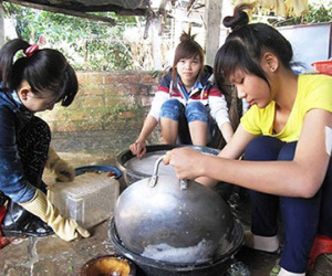 Nữ sinh rửa bát thuê kiếm tiền sau Tết