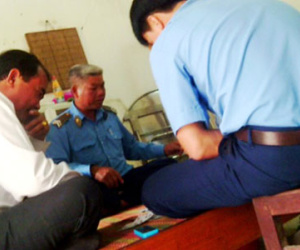 Phạt hành chính nhóm thanh tra giao thông đánh bạc